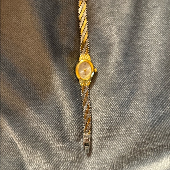 Vintage Vanity Fair Quartz Watch gold two tone 6 1/2” band, excellent condition - Picture 2 of 9